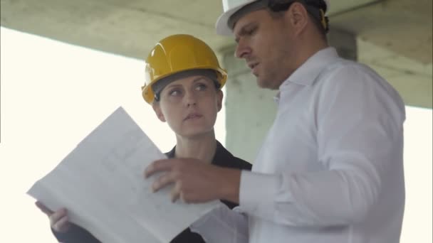 Инженер-строитель обсуждает план строительства
 - Кадры, видео