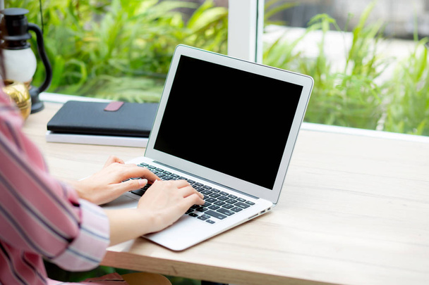 Linda de retrato asiático jovem mulher trabalhando online no laptop
 - Foto, Imagem