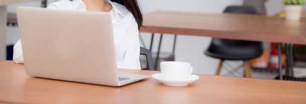 Крупный план баннер сайт азиатская молодая женщина работает в Интернете на lapto
 - Фото, изображение