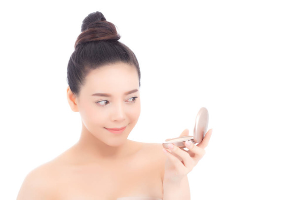 Retrato de hermosa mujer asiática aplicando polvo en la mejilla
  - Foto, imagen