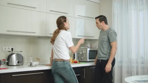 Спор пары, имеющие конфликт на домашней кухне
. - Кадры, видео