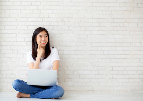 Bello di ritratto asiatico giovane donna working online laptop an
 - Foto, immagini