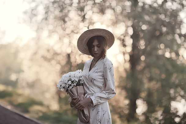 Szczęśliwa romantyczna dziewczyna w słomy kapelusz/młody model w sukni letni dzień, szczęście Kobieta - Zdjęcie, obraz