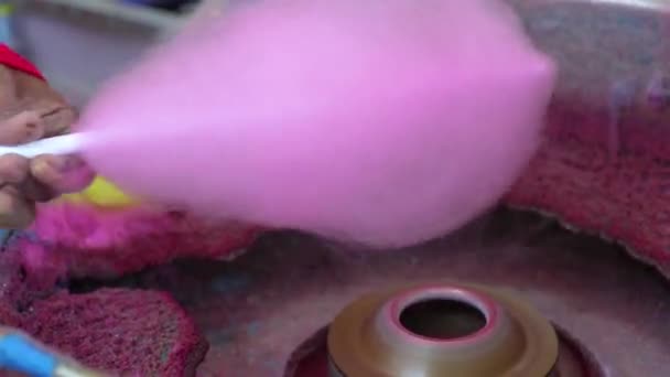 Lo zucchero filato è fatto di zucchero tinto di rosa per i bambini gioiosi. Concetto di alimentazione malsana, troppo zucchero. Diabete
 - Filmati, video
