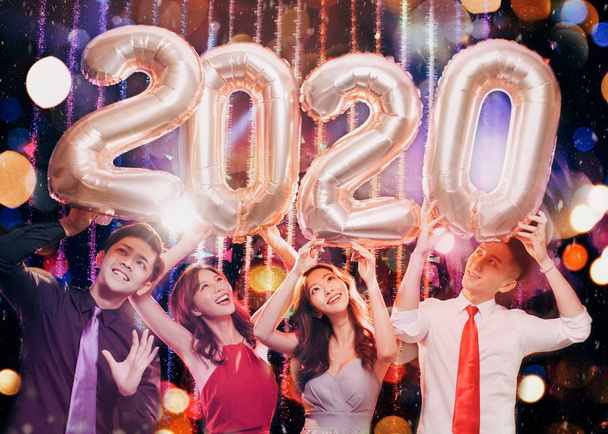 feliz grupo joven celebrando la fiesta de año nuevo 2020
 - Foto, imagen