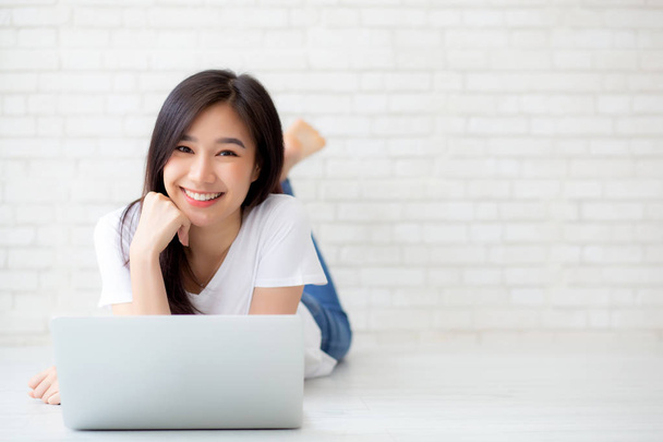 Piękny z portret Asian młody Kobieta Praca online laptop ly - Zdjęcie, obraz
