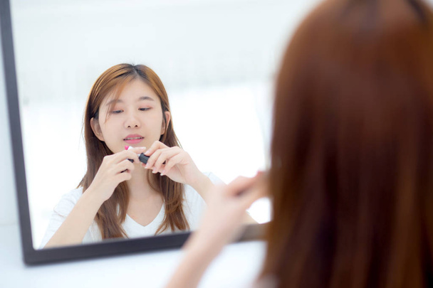 鏡に映るアジアの若い女性の肖像画の美しさ - 写真・画像
