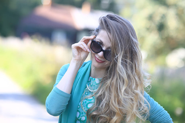 cheerful blonde in sunglasses / young beautiful girl, sunglasses, woman summer look - Foto, afbeelding