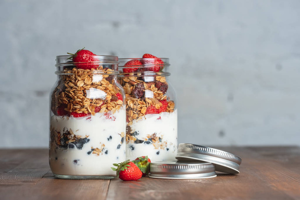 homemade granola with berries in glass jars - Zdjęcie, obraz