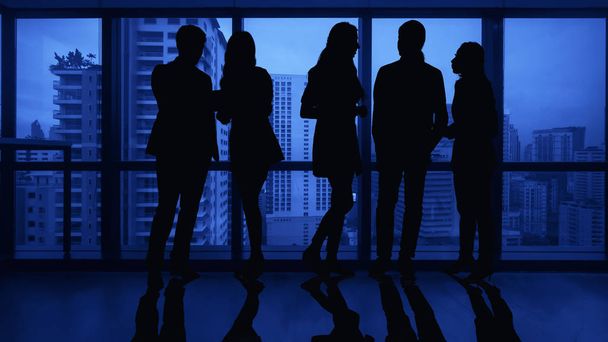 zakelijke achtergrond van silhouet van zakenmensen staan om - Foto, afbeelding