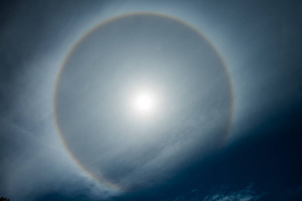 Солнечный ореол 22 градуса - Бог всех благословит - Фото, изображение