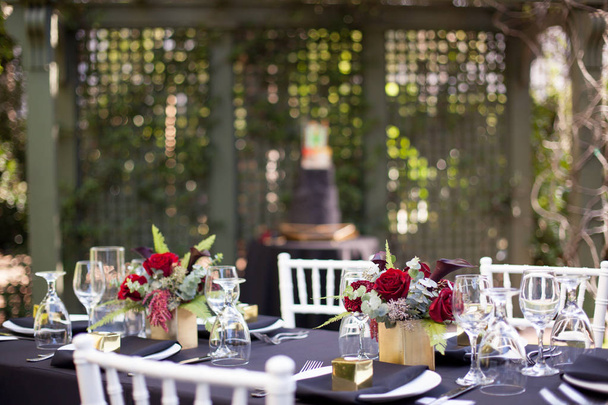 Свадебный стол модный черный и золотой декор
 - Фото, изображение