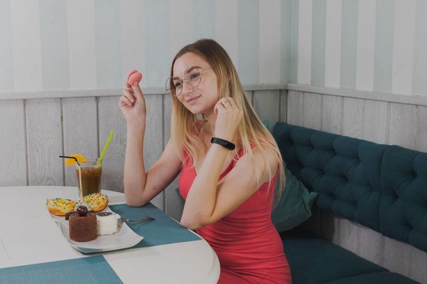 Chica en un café come postres dulces y frescos
. - Foto, Imagen