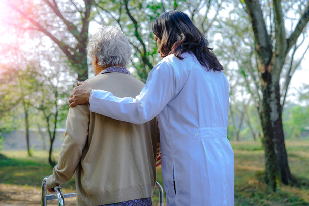 Asiatica anziana o anziana signora anziana paziente camminare con walker nel parco: sano forte concetto medico - Foto, immagini