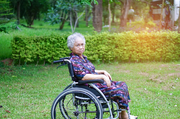 Azjatycka senior lub osób w podeszłym wieku pacjenta kobieta Starsza pani na wózku inwalidzkim w parku: zdrowy silny medyczną koncepcję - Zdjęcie, obraz