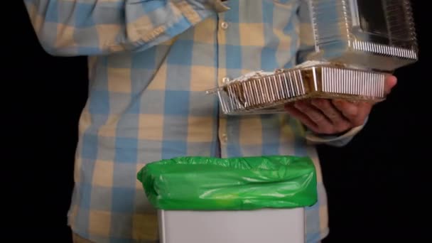 Człowiek wyrzuca babeczki lub babeczki do kosza na śmieci - Materiał filmowy, wideo