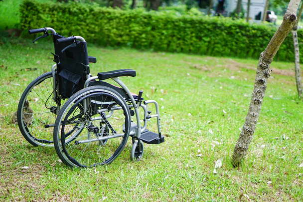 Rollstuhl für ältere Patienten, die nicht gehen können oder im Heim oder Krankenhaus gehbehindert sind: gesundes starkes medizinisches Konzept. - Foto, Bild