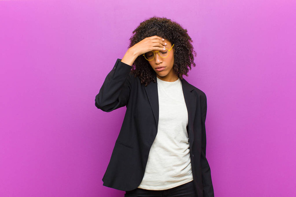 młody czarny biznes kobieta uczucie zestresowany, nieszczęśliwy i sfrustrowany dotykanie czoło i cierpienie migrena silny ból głowy - Zdjęcie, obraz