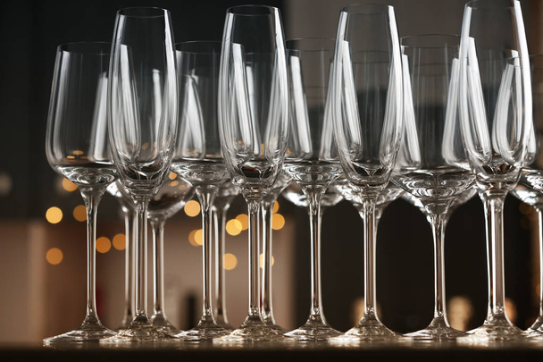 Empty clean glasses on counter in bar - Foto, Imagen