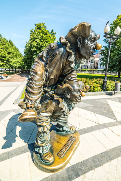 bronze figures of clowns in front of Nikulin's circus.City the M - 写真・画像