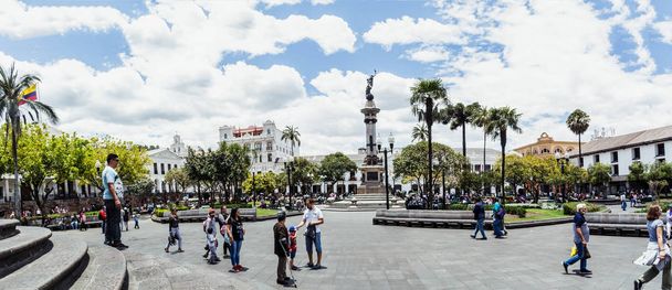 Quito, Ekvádor, 19. září, 2019. závislost na náměstí v historickém centru Quito Ekvádoru s pomníkem svobody - Fotografie, Obrázek