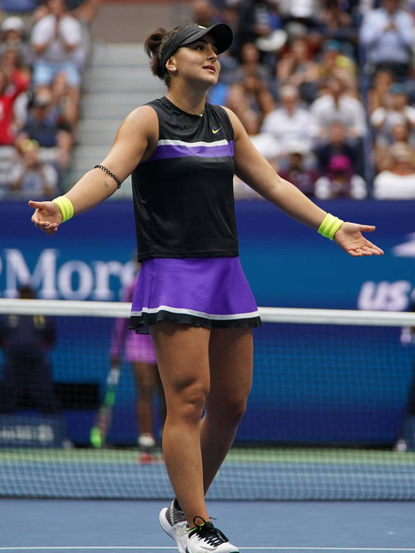 New York - 7 Eylül 2019: 2019 ABD Açık şampiyonu Kanadalı Bianca Andreescu, New York'taki Billie Jean King Ulusal Tenis Merkezi'nde Serena Williams'a karşı oynadığı son maçı kazanmayı kutluyor  - Fotoğraf, Görsel