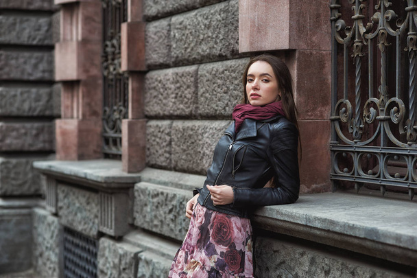 Молода красива дівчина в шкіряній куртці в місті. Концепція стильного міського одягу
 - Фото, зображення