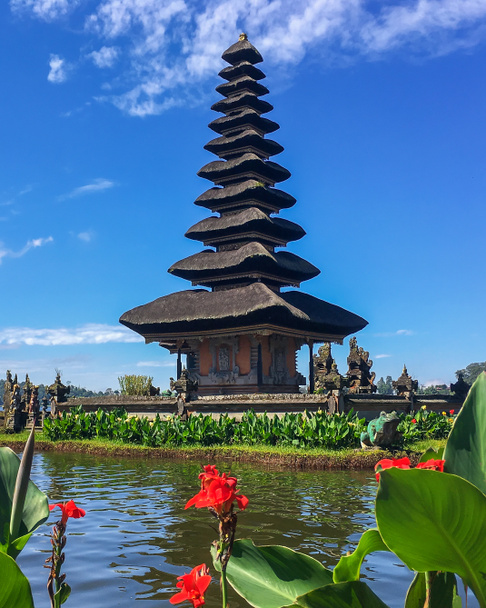 Beratan Gölü üzerindeki Pura Ulun Tuna Bratan tapınağı. Bali ,Endonezya. - Fotoğraf, Görsel