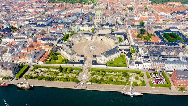 Kodaň, Dánsko. Amalienborg. Palácový komplex XVIII. století v rokokovém stylu, od dronu  - Fotografie, Obrázek
