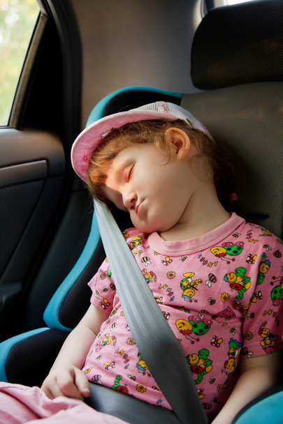 Мила дівчинка спить в машині
 - Фото, зображення