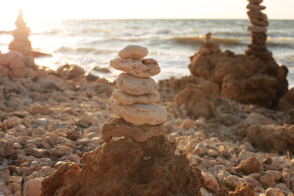 Luonnonmaisema tasapaino kiviä meren rannalla
 - Valokuva, kuva
