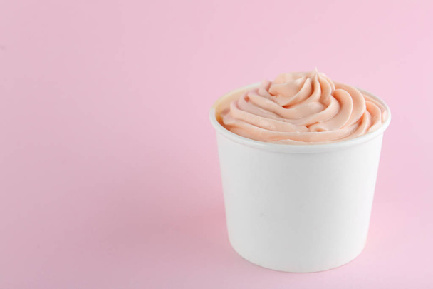 Cup with tasty frozen yogurt on pink background. Space for text - Zdjęcie, obraz
