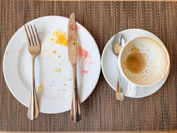 empty white dishes and coffee cup with after breakfast on wooden - Foto, immagini