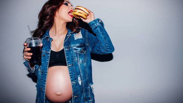 ongezond dieet junk Fast Food zwangere vrouw - Foto, afbeelding