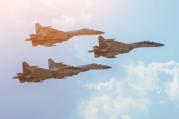 Groupe de quatre avions chasseur avion à réaction soleil lueur tonique gradient ciel
. - Photo, image