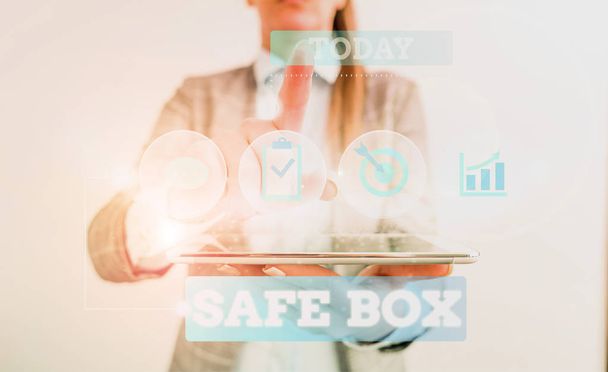 Znak tekstowy przedstawiający Safe Box. Zdjęcie koncepcyjne mała struktura, w której można zachować ważne lub cenne rzeczy kobieta ludzki nosić formalne pracy garnitur przedstawienie Prezentacja używać inteligentne urządzenie. - Zdjęcie, obraz