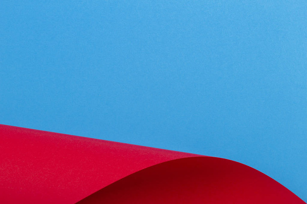 Fond coloré abstrait. Papier rouge et bleu clair dans des formes géométriques
 - Photo, image