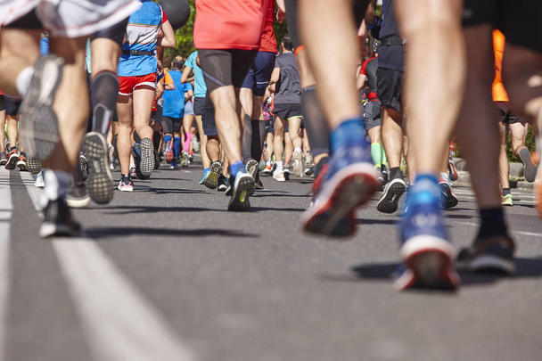 Maraton koşucuları sokakta. Sağlıklı yaşam tarzı. Şehirli atlet - Fotoğraf, Görsel
