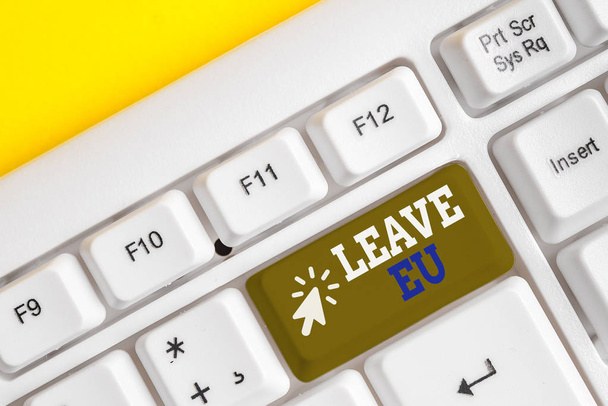 A Leave EU-t bemutató jegyzetírás. Üzleti fotó bemutató cselekmény a bizonyítás, hogy elhagyja az országot, amely az Európa White PC-billentyűzet Jegyzetpapír felett fehér háttér. - Fotó, kép