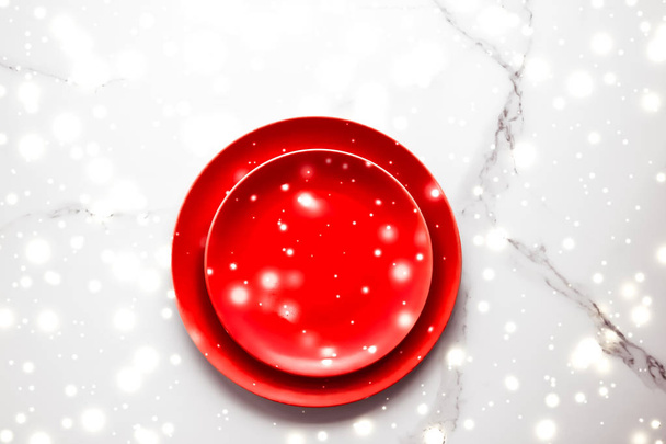Červená prázdná deska na mramorovém stole, stolní nádobí de - Fotografie, Obrázek