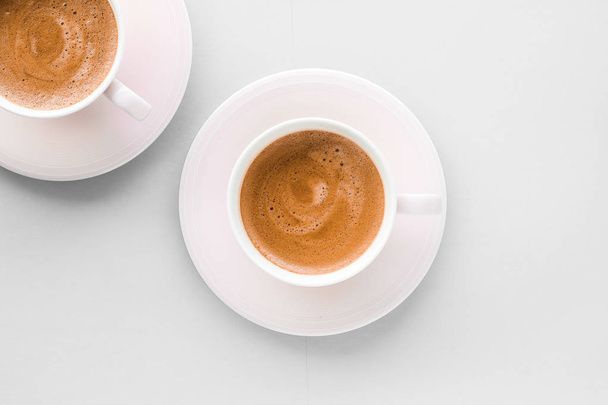 Copa de café francés caliente como bebida de desayuno, tazas flatlay en whi
 - Foto, Imagen
