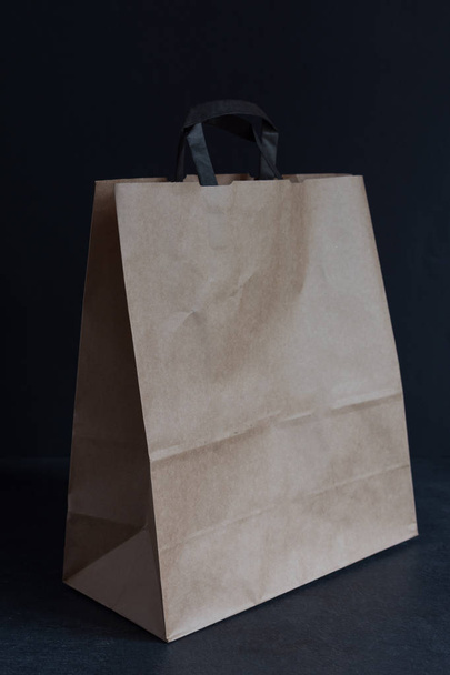 Puste papierowe torby prezent makiety. Opakowanie konsumenckie gotowe do projektowania logo lub prezentacji tożsamości. - Zdjęcie, obraz