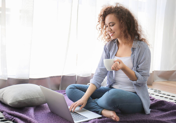 gyönyörű fiatal nő laptop és csésze kávé otthon - Fotó, kép