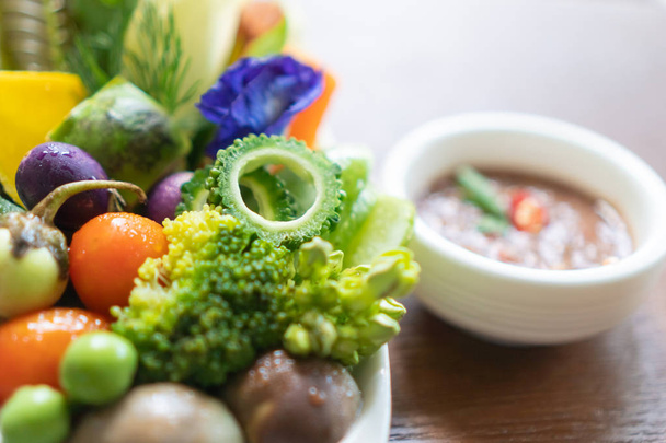 Красивые свежие овощные украшения на белой тарелке с пряными креветками макароны тайская кухня
. - Фото, изображение
