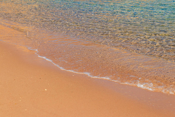 Ola suave de mar en la playa de arena - Foto, imagen