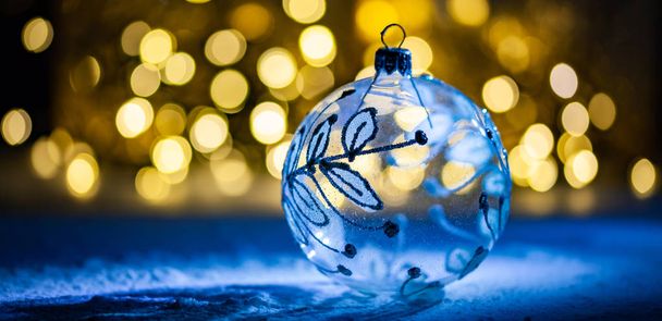 Weihnachtsdekoration ist Schnee festliche Lichter und Kopierraum - Foto, Bild