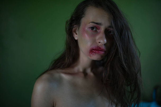 傷を負った暴力の被害者に殴られた血まみれの女性の肖像 - 写真・画像