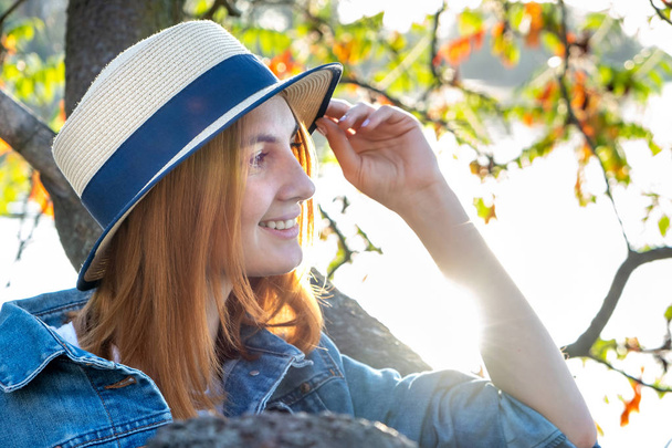 Portret van prachtige glimlachende tiener meisje in gele hoed en met - Foto, afbeelding