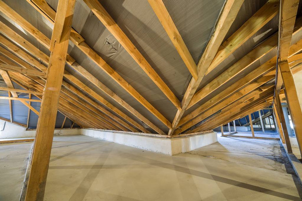 Ático de un edificio con vigas de madera de una estructura de techo
. - Foto, Imagen