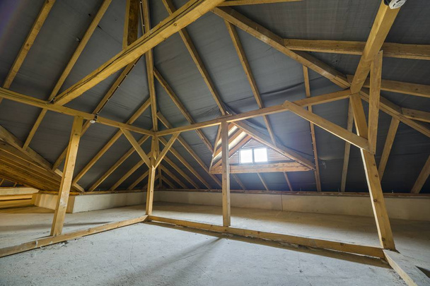 Grenier d'un bâtiment avec poutres en bois d'une structure de toit et un
  - Photo, image